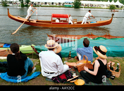 Une télécabine passe de spectateurs sur la Tamise à Henley Royal Regatta. Banque D'Images