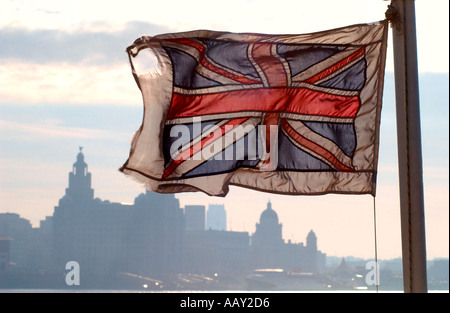 L'Union Jack flag vole de la Mersey Ferry à Liverpool. Banque D'Images