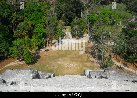 Vue sur la Plaza de la monde perdu du haut de la pyramide, les ruines de Tikal, El Petén, Guatemala, Ministère de l'Amérique centrale Banque D'Images