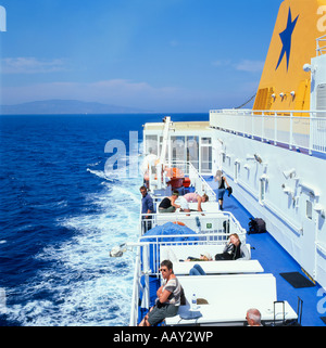 Les passagers se détendre sur la Blue Star ferry de l'île grecque de Naxos, Mer Égée, Grèce Europe, UE KATHY DEWITT Banque D'Images