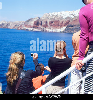 Les passagers d'un ferry îles grecques de photographier l'île de Santorin, Thira, Grèce KATHY DEWITT Banque D'Images