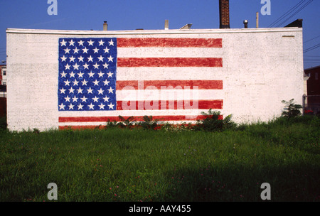 American Stars and Stripes flag peint sur le côté du bâtiment dans Yonkers, New York City USA Banque D'Images