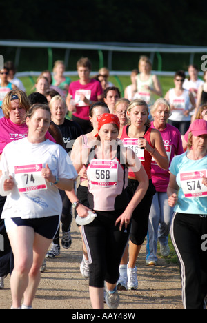 Les femmes dans la course de bienfaisance du cancer pour la vie à l'hippodrome de Warwick, Warwickshire, England, UK Banque D'Images