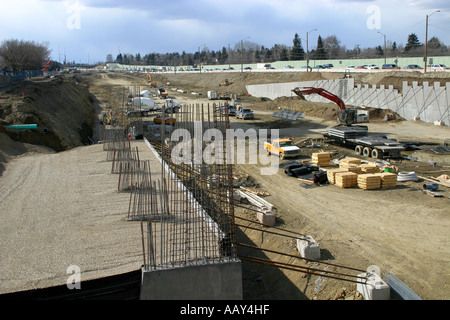 La construction de routes, construction d'un passage supérieur à une intersection achalandée. Banque D'Images