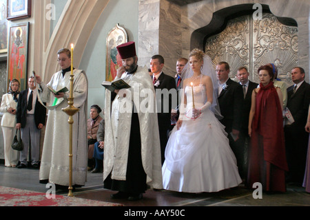 Une cérémonie de mariage Orthodoxe dans la Cathédrale du Saint-Esprit à Minsk Belarus Banque D'Images