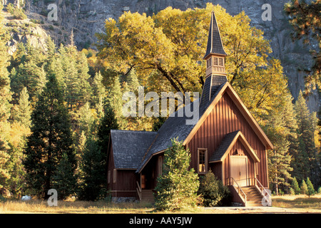 Chapelle de l'église de Little red in Yosemite National Park dans la vallée de Yosemite au cours de l'automne couleurs d'automne en Californie l'horizontale Banque D'Images