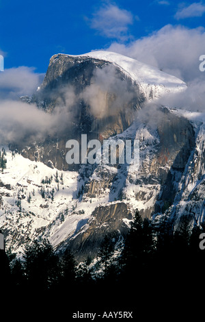 Close up detail de demi-dôme visage de granit en hiver avec les nuages de tempête dans la région de Yosemite National Park en Californie Banque D'Images