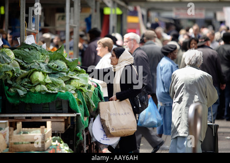 Une femme asiatique shopping dans un marché en plein air à Birmingham UK Banque D'Images