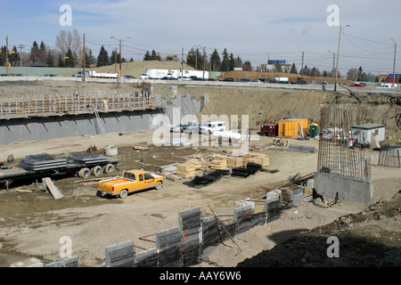 La construction de routes, construction d'un passage supérieur à une intersection achalandée. Banque D'Images