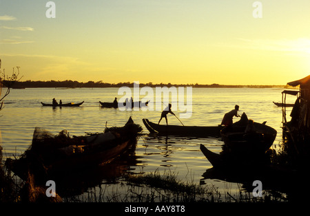 Les petits bateaux qui se profile à l'aube sur le lac Tonle Sap, Chong Kneas village flottant, Siem Reap, Cambodge Banque D'Images