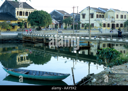 Réflexions de bâtiments, de bateaux et d'une passerelle de Hoi An dans la rivière Thu Bon, début , Hoi An, Viet Nam Banque D'Images