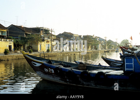 Les bâtiments anciens le long de St Bach Dang, et bateaux de pêche sur la rivière Thu Bon, début de matinée, Hoi An, Viet Nam Banque D'Images