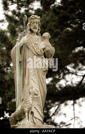 Monument situé sur une tombe montrant Jésus tenant l'agneau de Dieu Banque D'Images