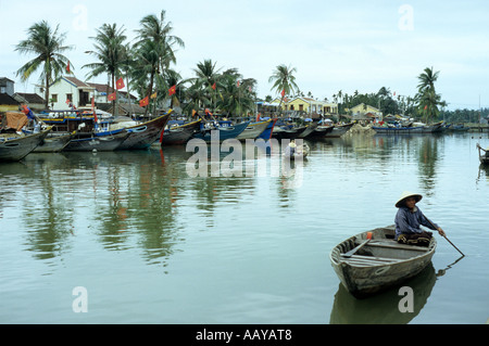 Bateaux de pêche sur la rivière Thu Bon après-midi, ciel couvert,Hoi An, Viet Nam Banque D'Images