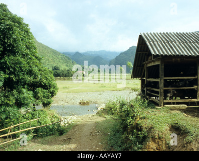 Sur les montagnes et les champs de riz d'un village de la vallée de la rivière Song Chay, Lao Cai province, NW Viet Nam Banque D'Images