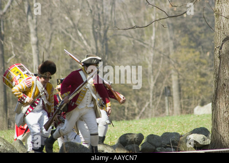 L'avance des troupes britanniques à la bataille de Concord Massachusetts reconstitution Banque D'Images