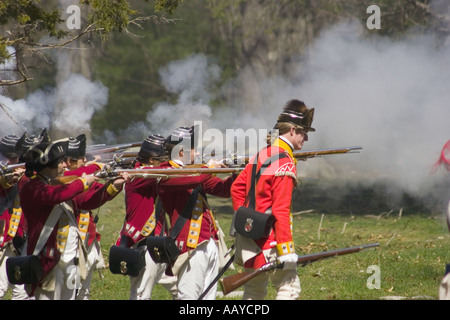 Faire progresser les troupes britanniques pendant la bataille reconstitution historique de la route de Minute Man National Historical Park de Concord Massachusetts Banque D'Images