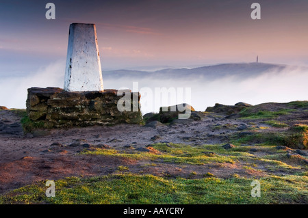 Tôt le matin, la brume enveloppe la Trig Point sur Bosley nuage, près de Crewe, Cheshire et frontière Staffordshire, Angleterre, RU Banque D'Images