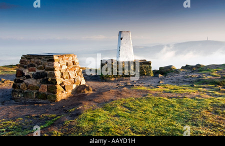 Tôt le matin, la brume enveloppe la Trig Point sur Bosley nuage, près de Crewe, Cheshire et frontière Staffordshire, Angleterre, RU Banque D'Images