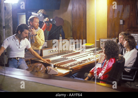 Freddie Mercury chanteur du groupe rock Queen dans la salle de commande 22 octobre 1980 avec Brian May et d'autres personnes du groupe par0029 Banque D'Images