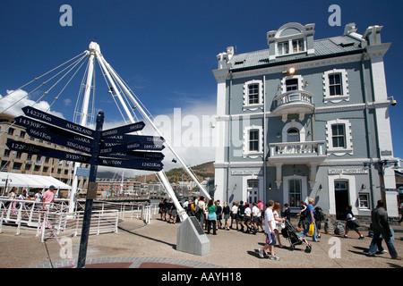 Afrique du Sud Cape town Victoria Albert Waterfront pont tournant, immeuble de bureaux port panneau destination sign post Banque D'Images