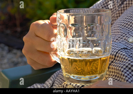 La bière dans une pinte britannique traditionnel pot Banque D'Images