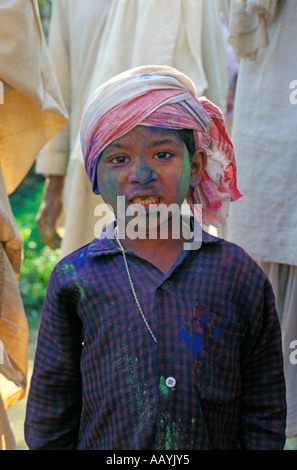 Jeune garçon fête Holi Festival à l'Benegenaati Sattra sur la rivière de l'île de Majuli, dans l'Assam. Banque D'Images