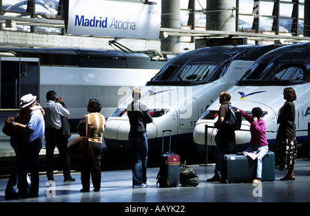 La gare d'Atocha, est la plus grande gare de Madrid, Espagne. Au service des trains de banlieue (Cercanias) et les trains à grande vitesse AVE. Banque D'Images