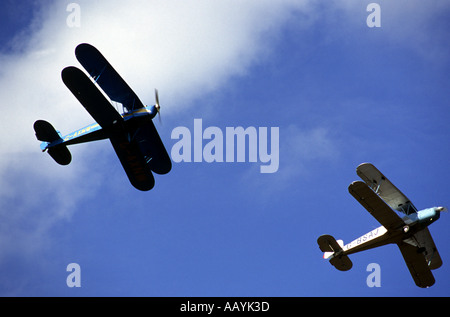 Une démonstration de vol par avion à Tronçonneur Jungmann aérodrome Rougham près de Bury St Edmunds à Suffolk Banque D'Images