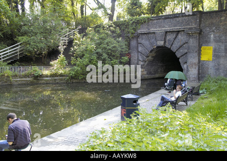 Un endroit isolé à l'entrée du tunnel Islington sur le Regents Canal dans le nord de Londres Banque D'Images