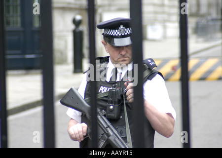 Policier armé à Downing Street London uk 2005 Banque D'Images