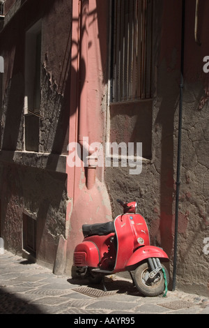 Scooter rouge dans les rues étroites de Castello. Cagliari, Sardaigne Banque D'Images