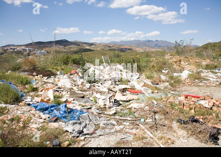 Espagne sale, détritus, pièces détachées de voitures, les bidons d'huile, et les constructeurs de gravats, d'un dumping dans la campagne Banque D'Images