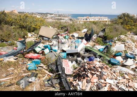 Foutaise, pièces détachées de voitures, et les constructeurs de gravats, d'un dumping dans la campagne Banque D'Images