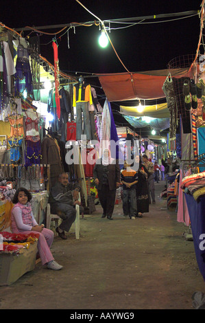 Les clients et de blocage dans les étals du marché couvert de nuit dans la vieille ville de Dahar région Hurghada Red Sea Egypt Banque D'Images