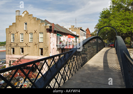 Voir des bâtiments sur la rue de la rivière à partir de la passerelle pour piétons à Savannah en Géorgie Banque D'Images