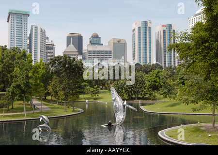 L'étang avec des sculptures de whale et doplphins dans le parc KLCC. Kuala Lumpur, Malaisie. Banque D'Images