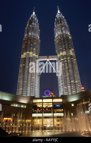 Les Tours Petronas et entrée au centre commercial Suria la nuit. Kuala Lumpur, Malaisie. Banque D'Images