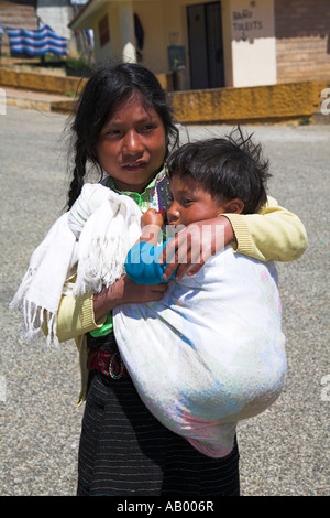 Jeune fille portant son frère, San Juan Chamula, près de San Cristobal de las Casas, Chiapas, Mexique Banque D'Images