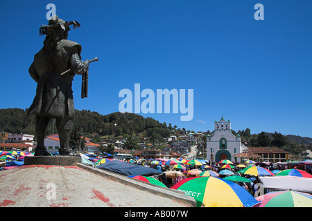 Eglise de San Juan Bautista et marché, San Juan Chamula, près de San Cristobal de las Casas, Chiapas, Mexique Banque D'Images