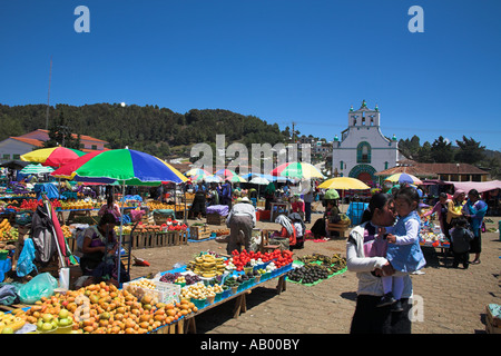 Eglise de San Juan Bautista et marché, San Juan Chamula, près de San Cristobal de las Casas, Chiapas, Mexique Banque D'Images