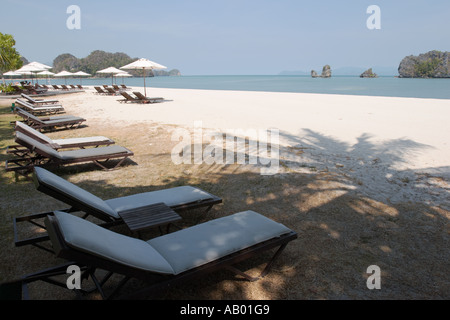 Transats sur la plage. Tanjung Rhu Resort, l'île de Langkawi, Malaisie. Banque D'Images