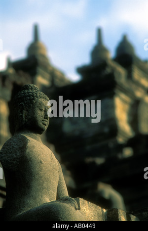 Bouddha en pierre au complexe bouddhiste de Borobudur sur l'île de Java en Indonésie Asie du sud-est Banque D'Images