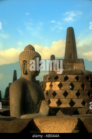 Bouddha en pierre au complexe bouddhiste de Borobudur sur l'île de Java en Indonésie Asie du sud-est Banque D'Images