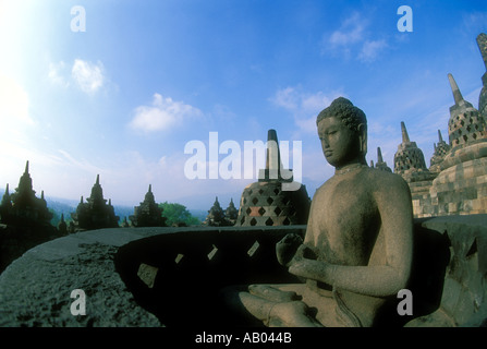 Bouddha en pierre au complexe bouddhiste de Borobudur sur l'île de Java en Indonésie Asie du sud-est Banque D'Images