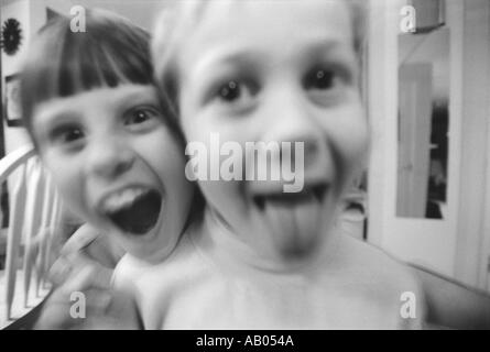 Portrait de deux enfants making funny faces Banque D'Images