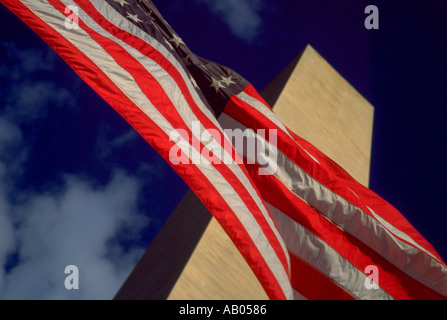 À la vue de directement sous le Monument de Washington à Washington, District de Columbia d'un drapeau américain flottant Banque D'Images