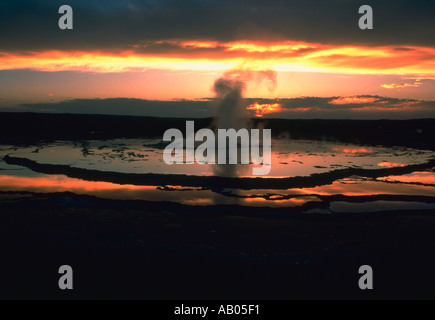 La vapeur s'élève de la grande fontaine Geyser au coucher du soleil dans le Parc National de Yellowstone au Wyoming Banque D'Images