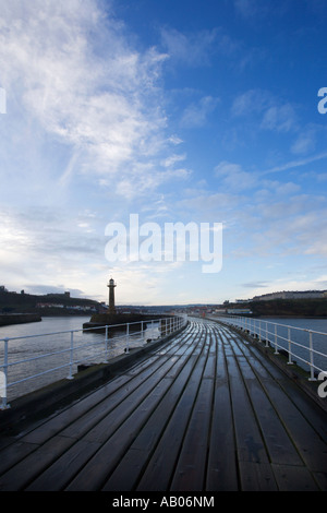 Le West Pier à Whitby dans le Yorkshire Angleterre nord tôt le matin Banque D'Images