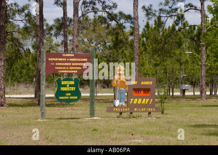 Lake Forestry Station dans le comté de Lake en Floride, États-Unis affiche des panneaux avertissant de risques d'incendie très élevés en raison de conditions extrêmement sèches Banque D'Images